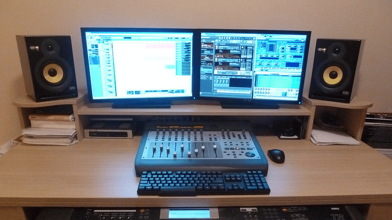 9 Essential Home Recording Studio Equipment for Beginners